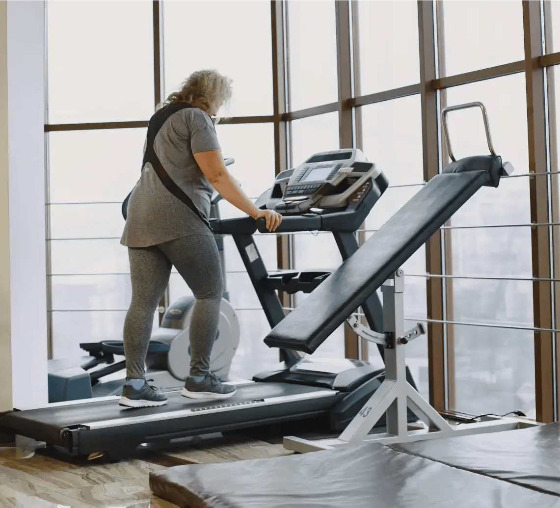 Adult-woman-doing-gymnastics-at-the-gym